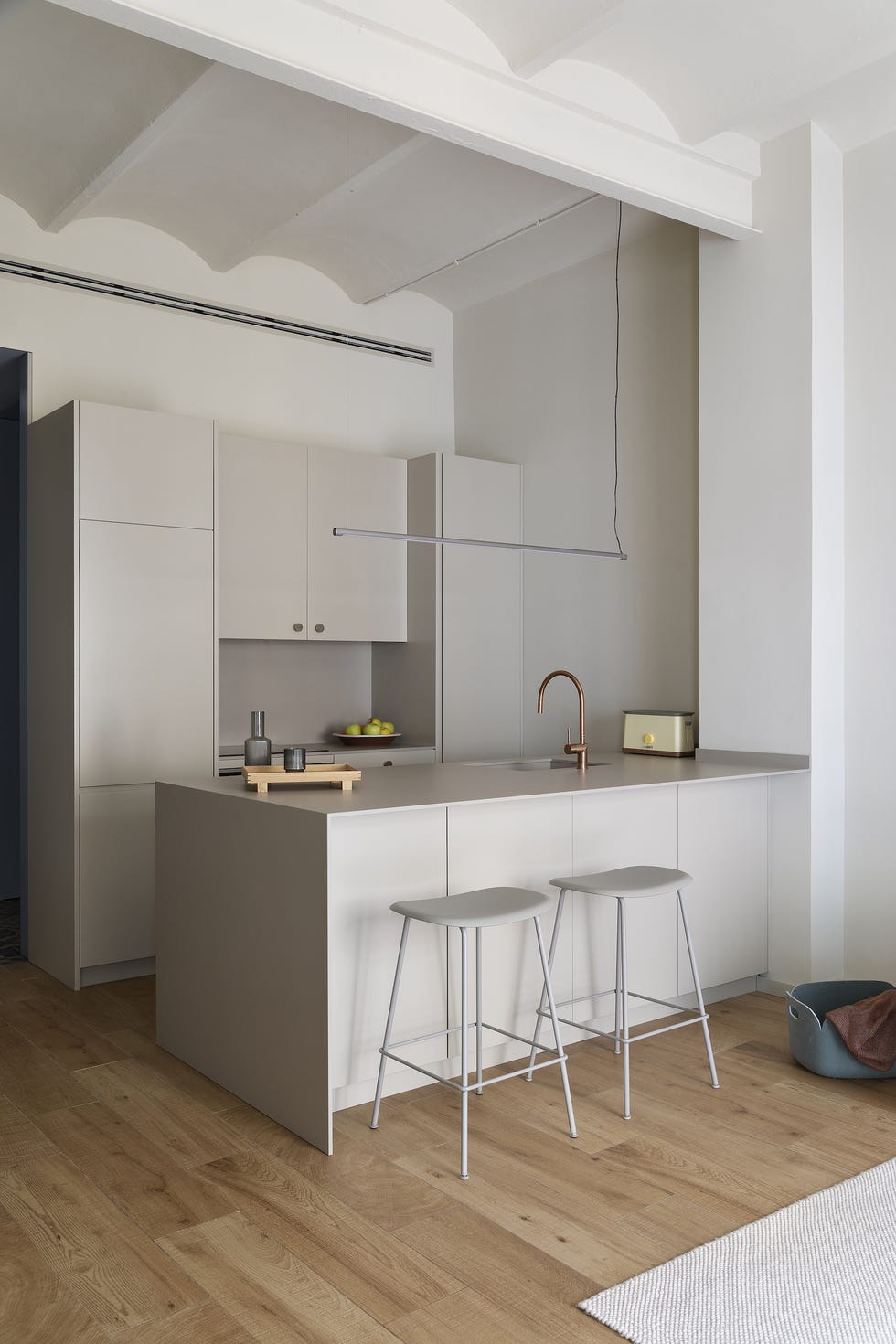 cocina abierta de diseño moderno en color blanco con barra
