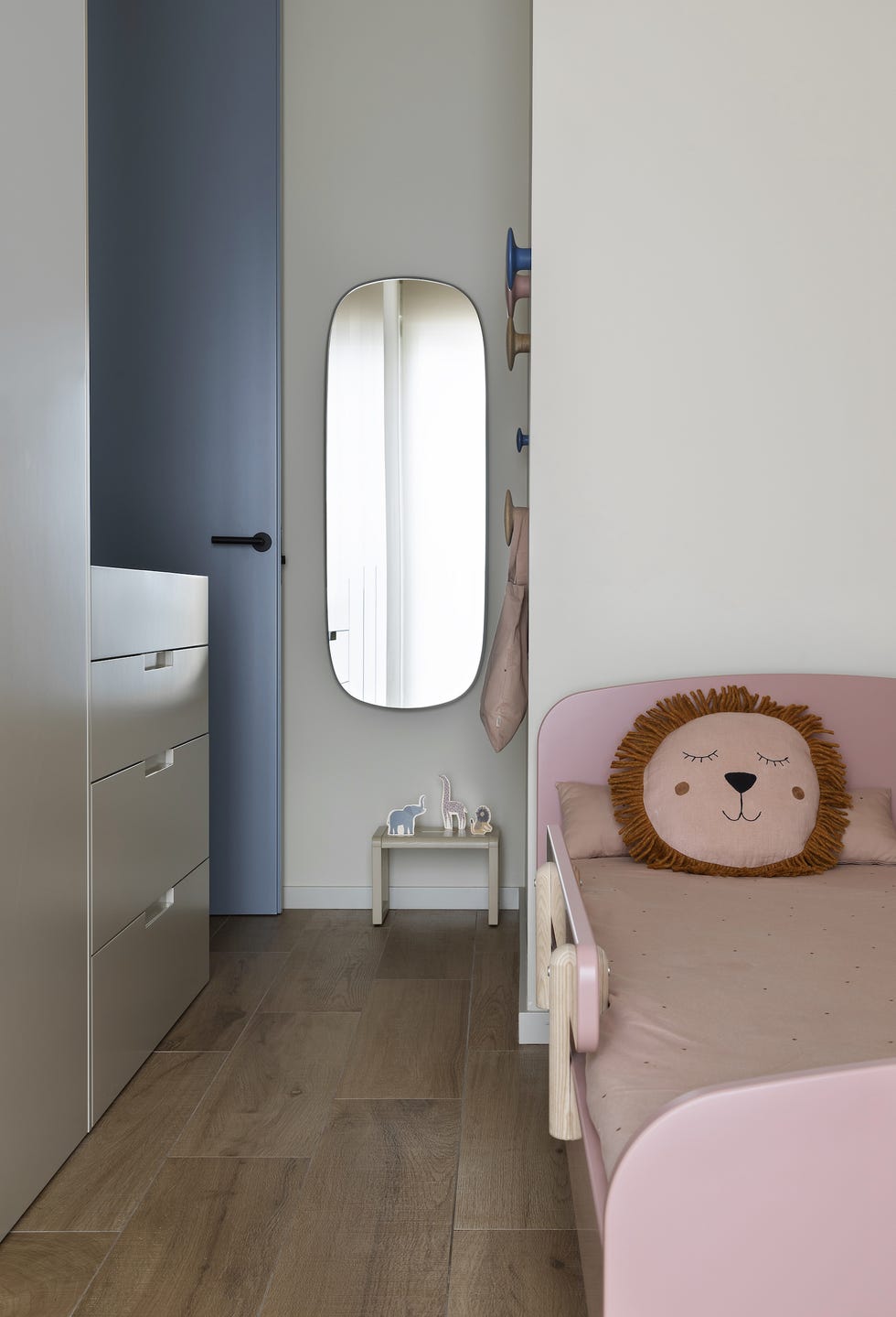 habitación infantil nórdica con muebles de color empolvado