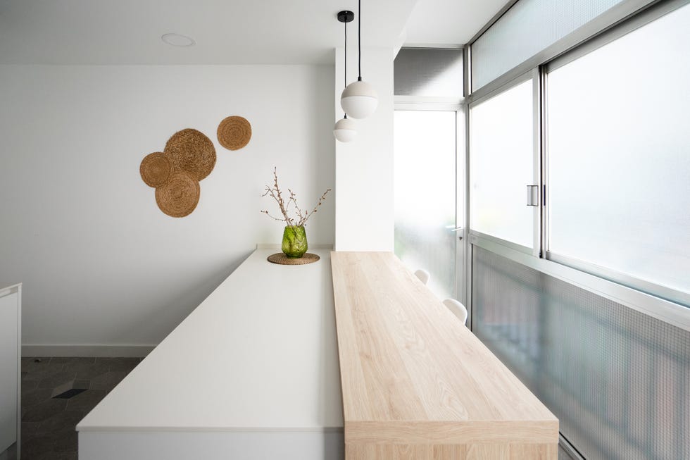 cocina moderna con barra de desayunos en madera y blanco