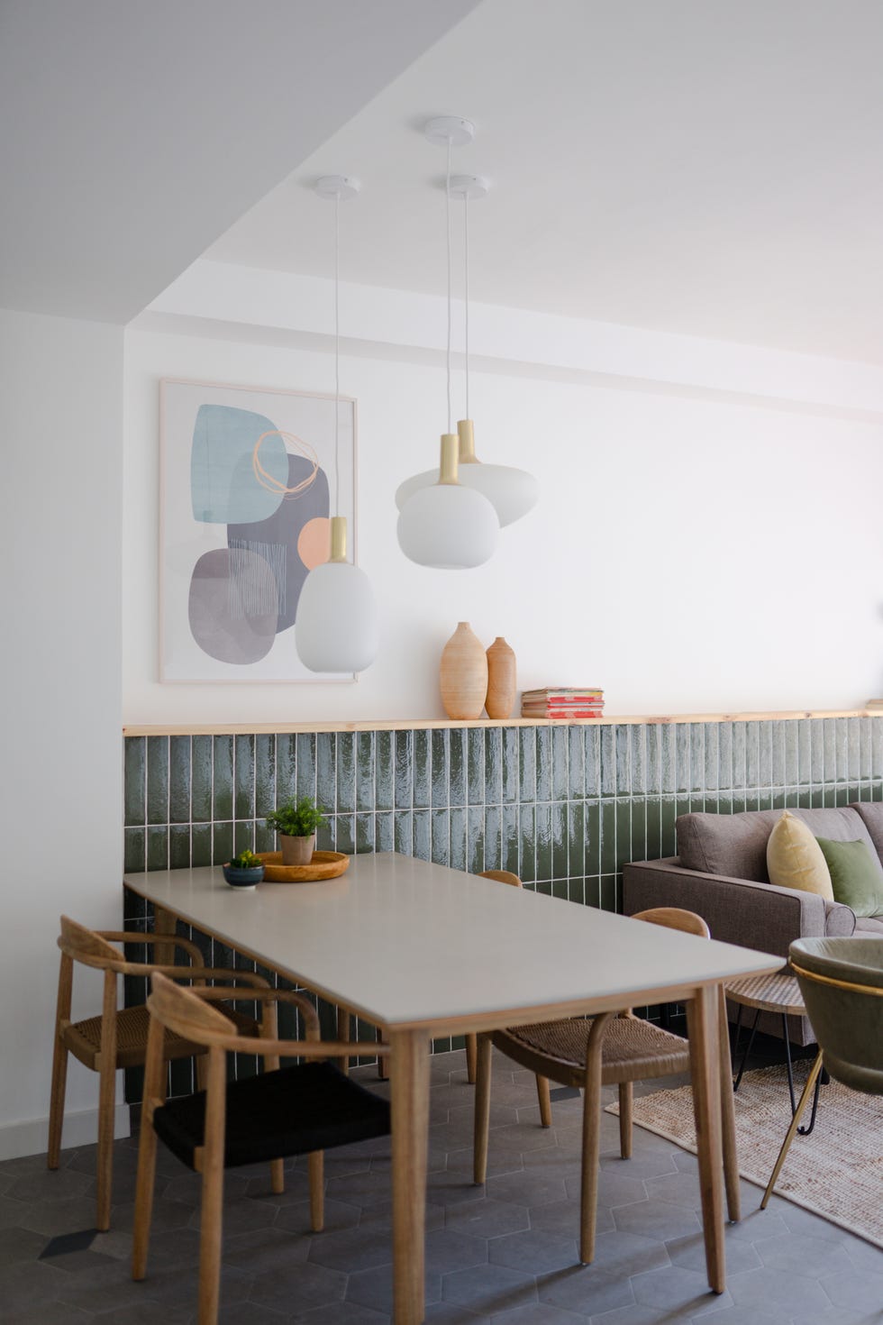 comedor con sillas de madera y asientos de fibras