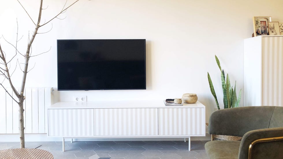 salón con mueble de tv blanco moderno