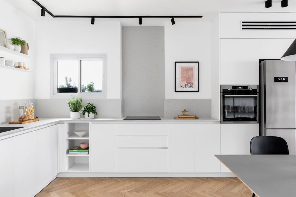 cocina moderna y minimalista en blanco y gris con office