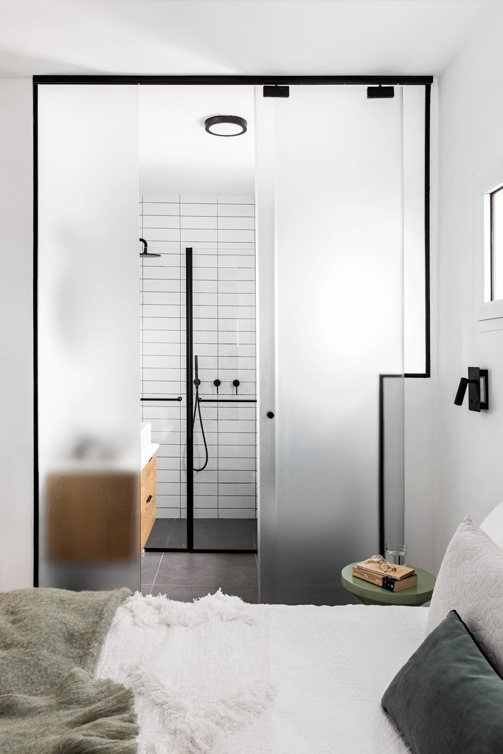 dormitorio con baño en suite