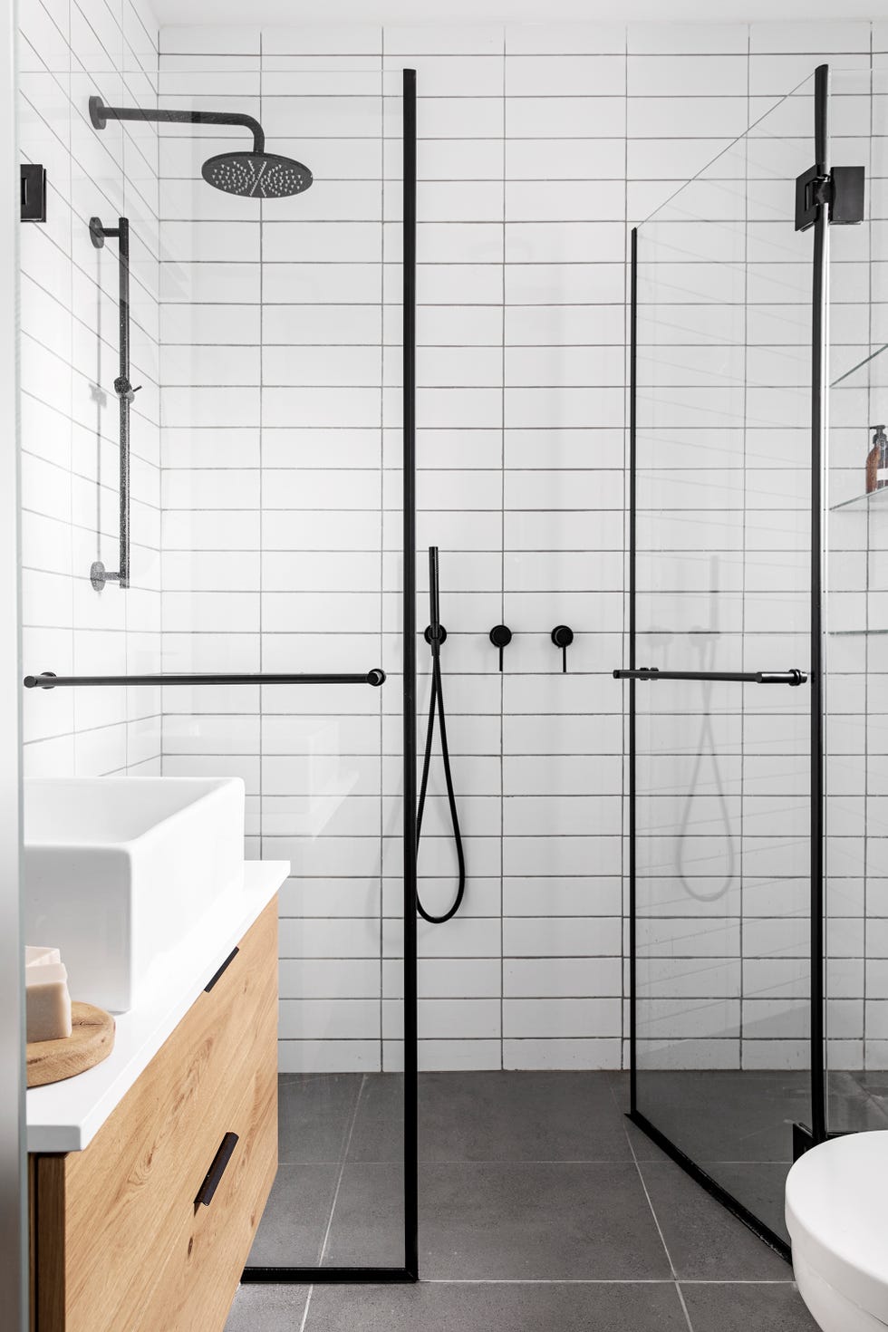 baño moderno con azulejos blancos tipo metro y ducha de obra