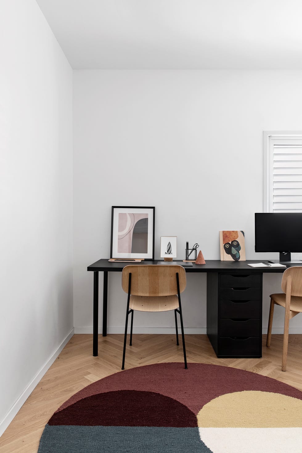 escritorio moderno con mesa negra y cajonera