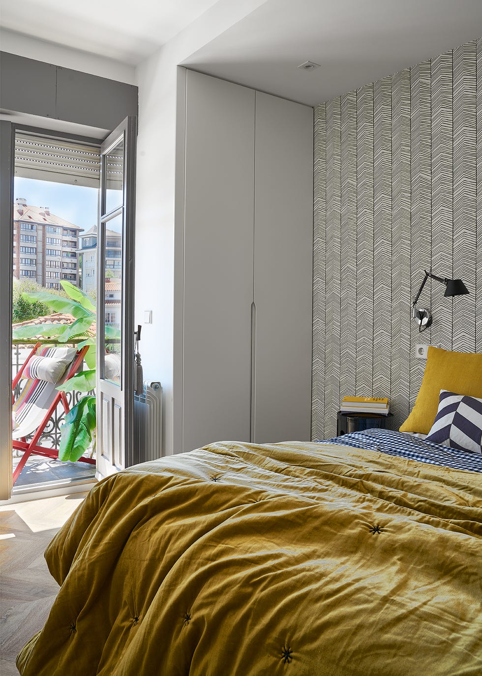 dormitorio moderno con papel pintado en zigzag