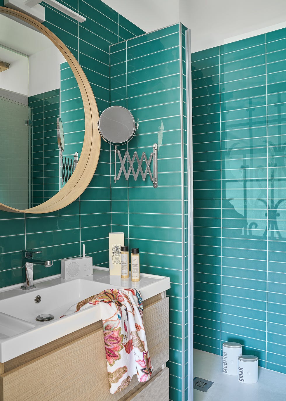 baño revestido con azulejos tipo metro de color turquesa