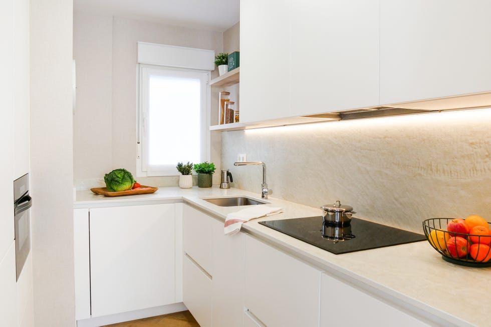 cocina pequeña blanca y moderna