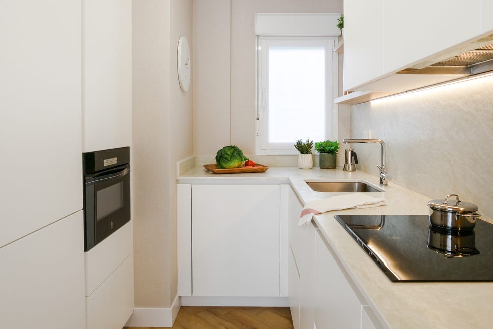cocina pequeña blanca y moderna