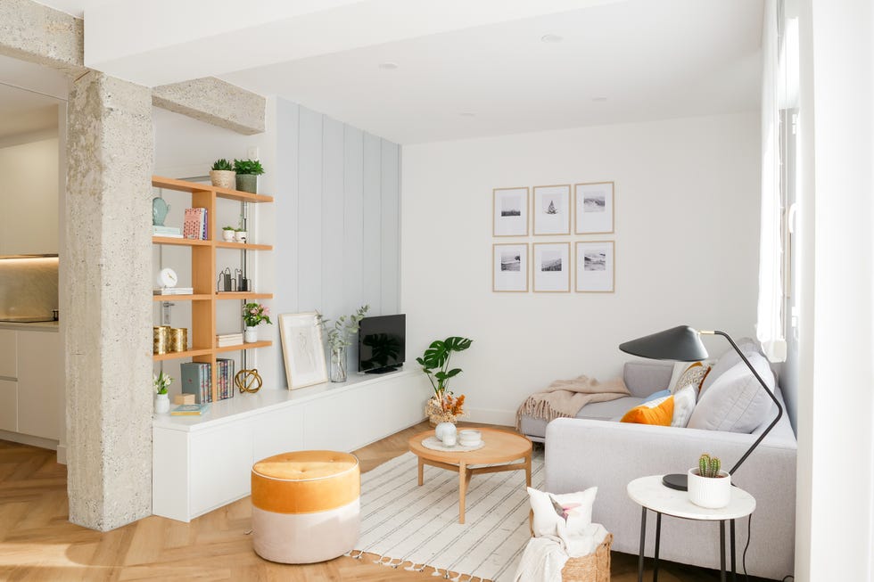 salón moderno con sofá con chaise longue gris, mesa de centro de madera y mueble de tv blanco