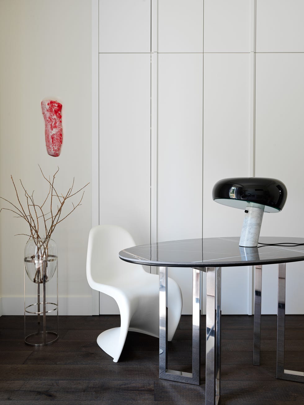 escritorio de diseño moderno con sobre de mármol y silla blanca con estructura curvada