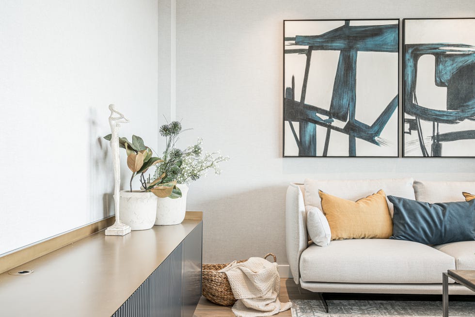 salón moderno decorado en tonos neutros