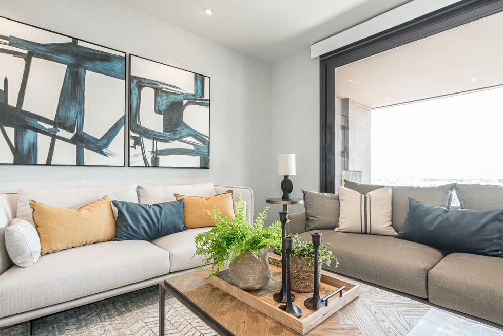 salón moderno decorado en tonos neutros