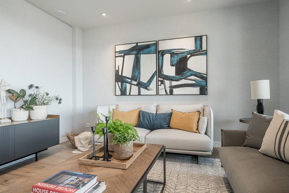 salón moderno decorado en tonos neutros