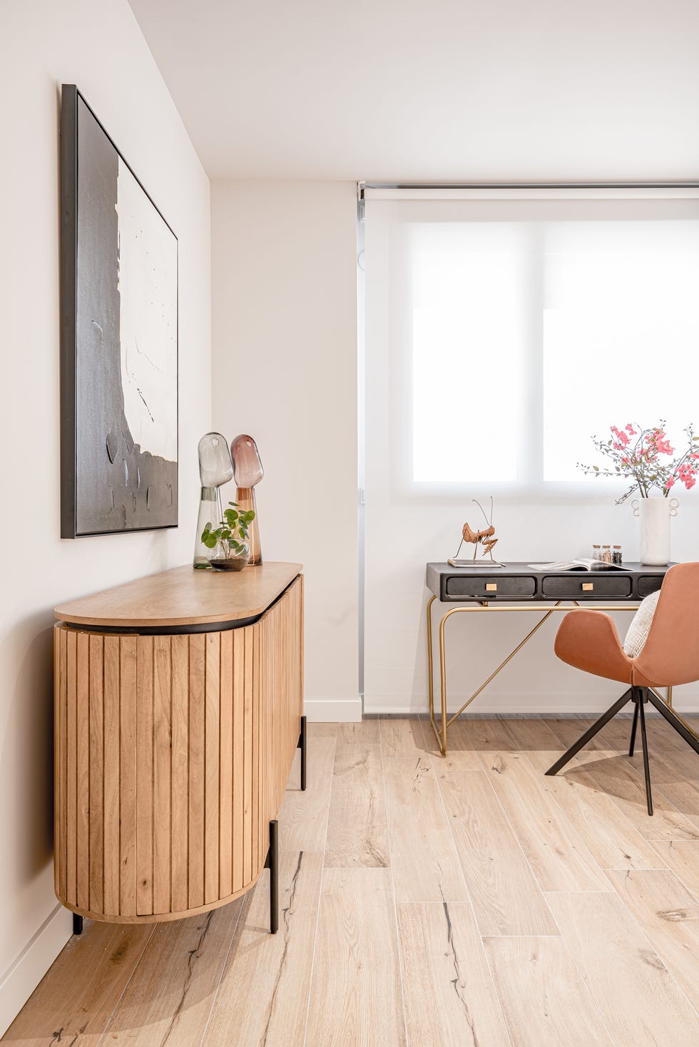 despacho chic con escritorio moderno con patas de latón y silla de cuero