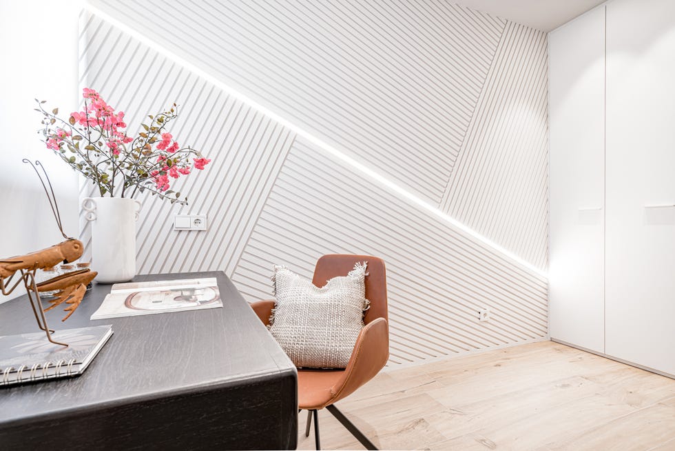pared revestida con lamas de madera blanca en diagonal