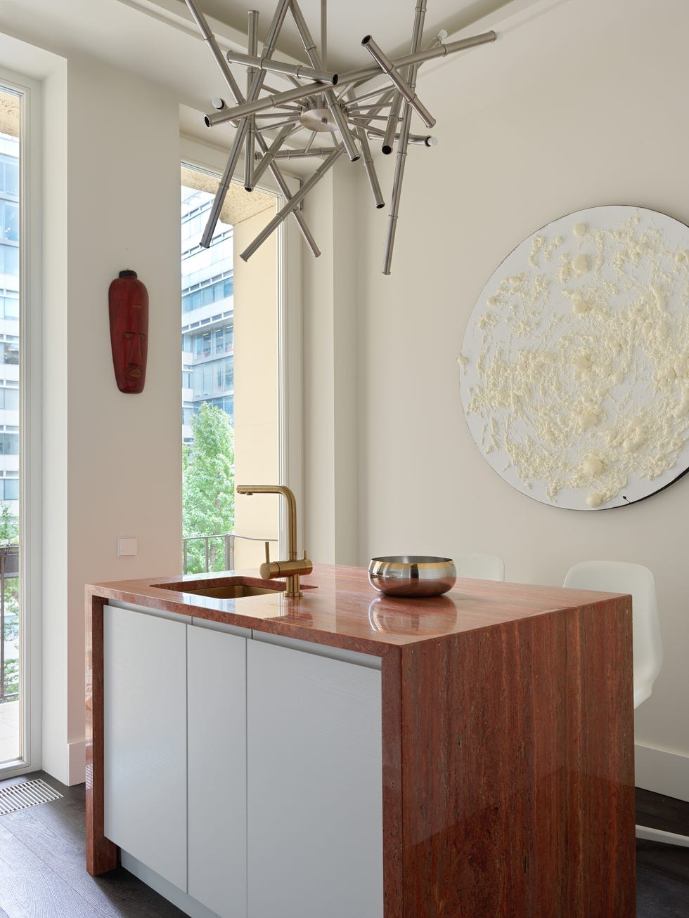 cocina de diseño con isla revestida con una losa terracota