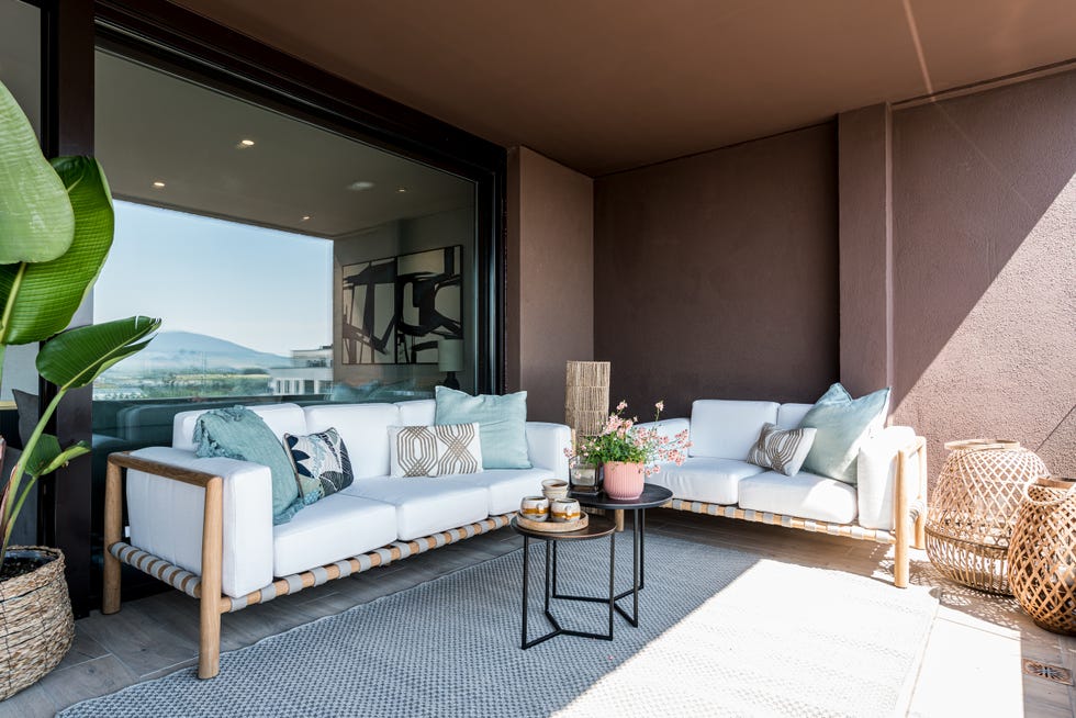 terraza con muebles de bambú y fibras