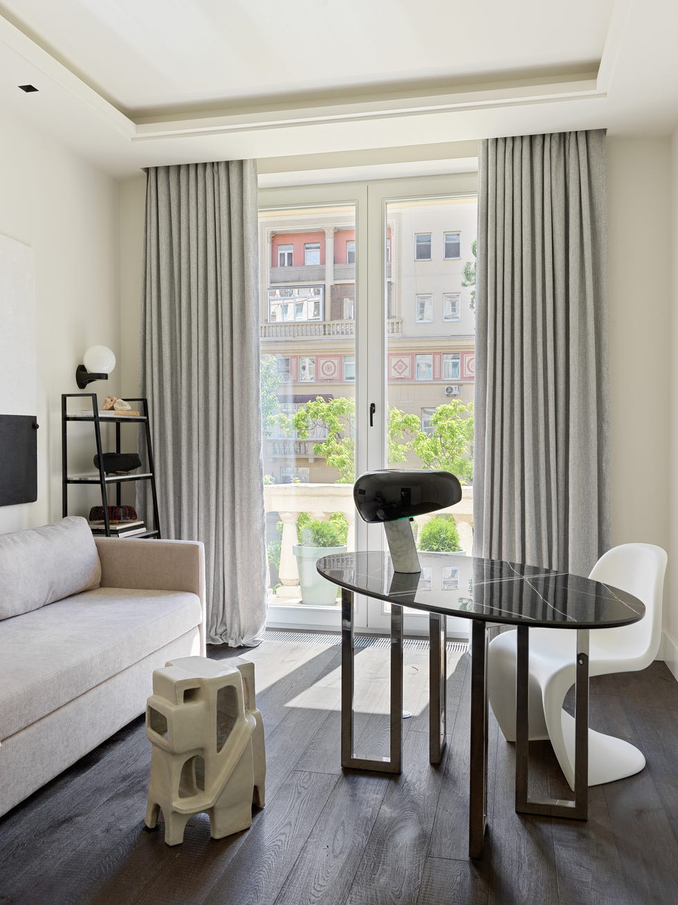 salón de diseño moderno decorado en tonos neutros
