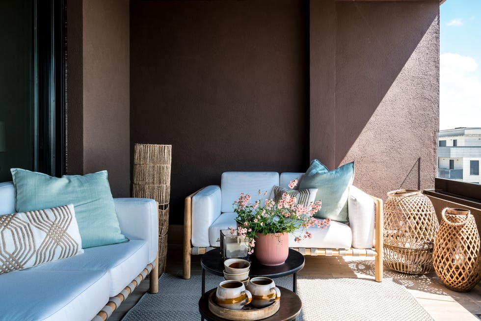 terraza con muebles de bambú y fibras