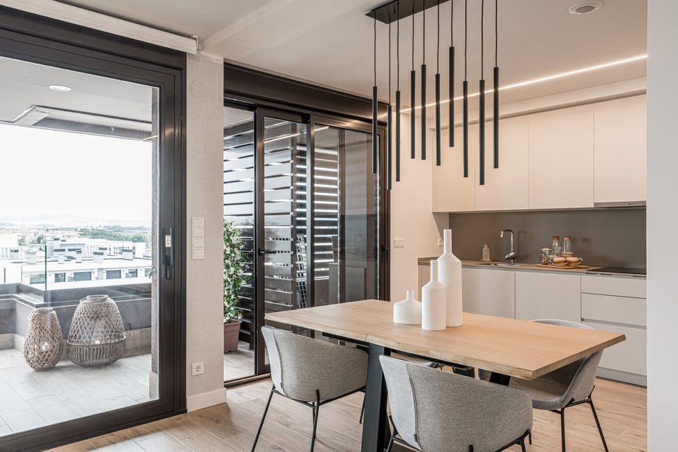 cocina moderna abierta al salón comedor en tonos neutros