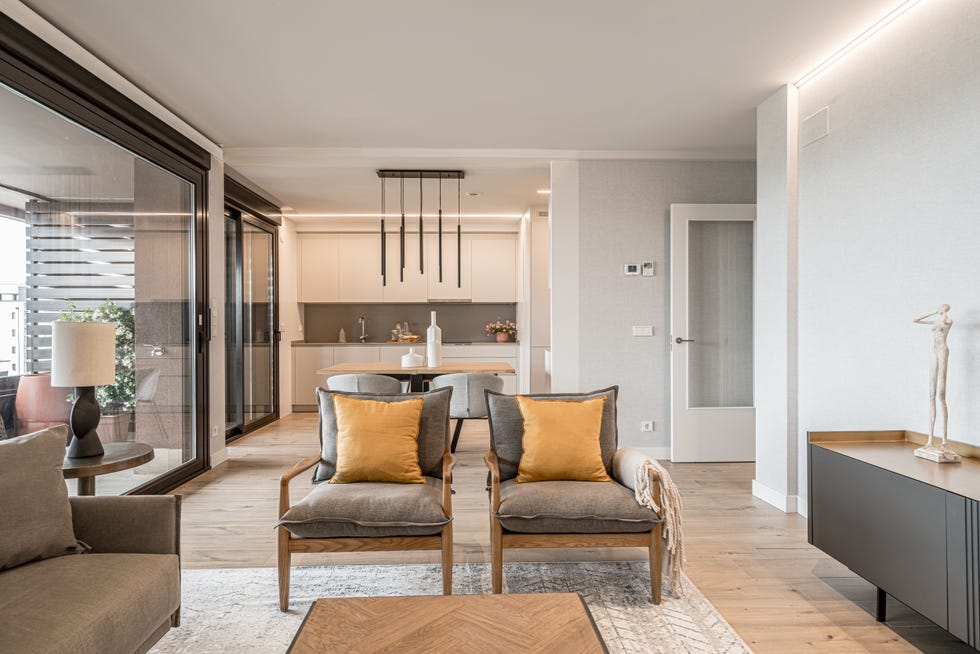 cocina moderna abierta al salón en tonos neutros