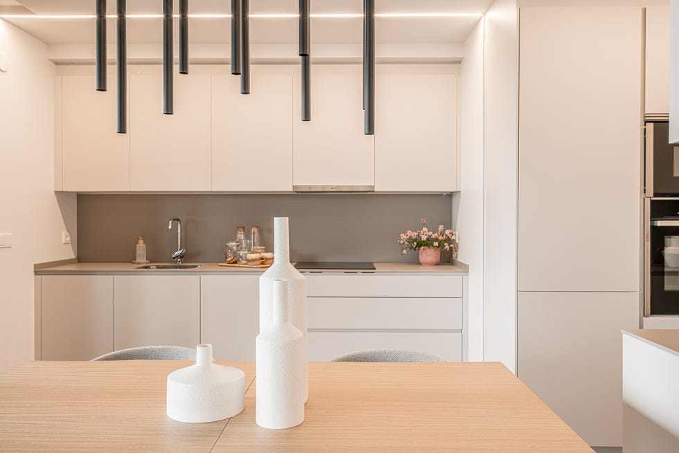 cocina moderna con office diseñada en blanco con acabado mate sin tiradores