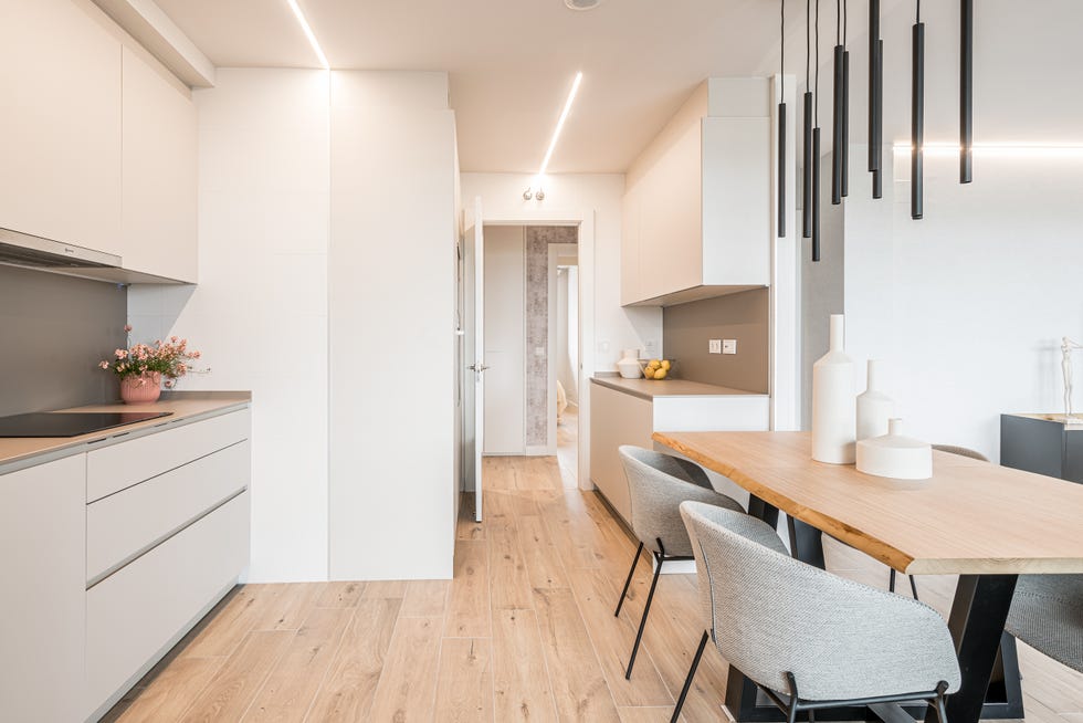 cocina moderna abierta al salón comedor en tonos neutros