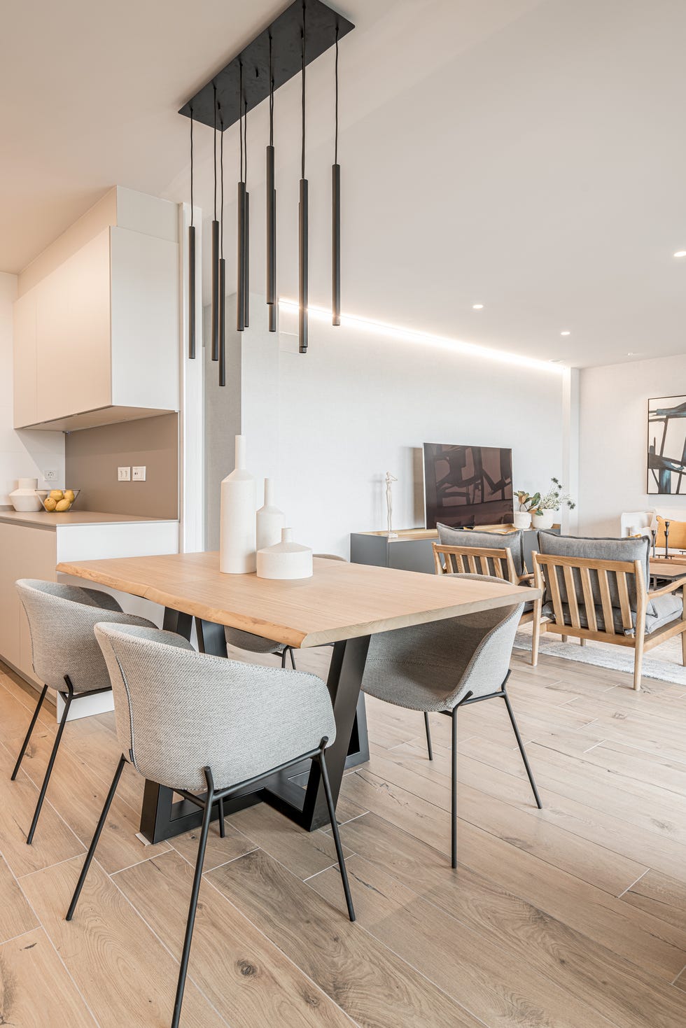 salón comedor moderno decorado en tonos neutros
