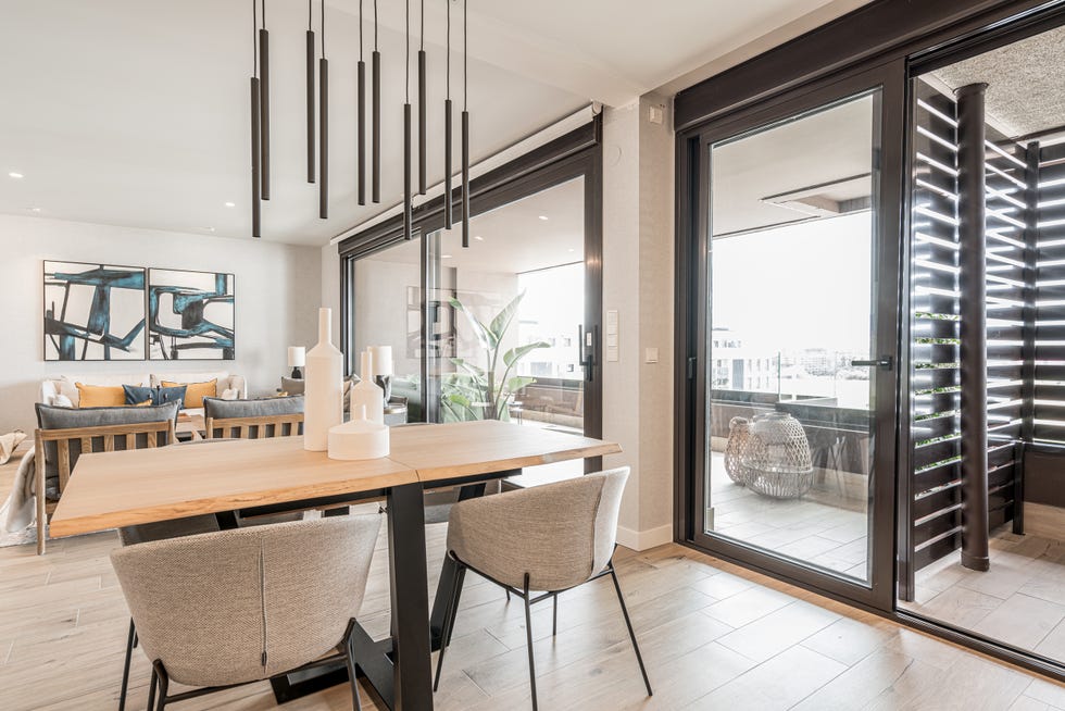 salón comedor moderno decorado en tonos neutros