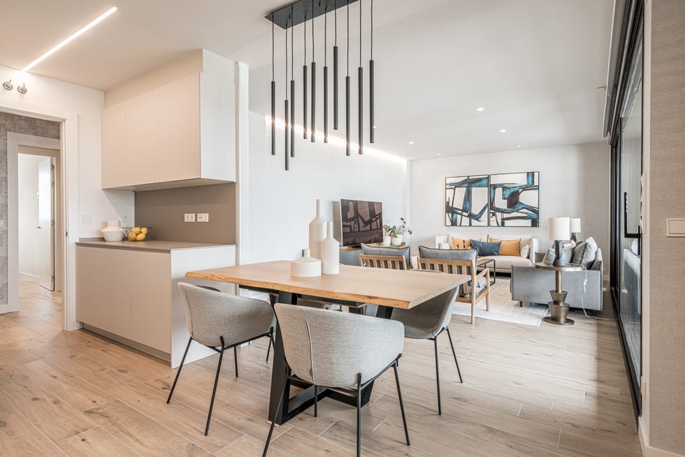 cocina moderna abierta al salón comedor en tonos neutros