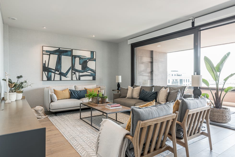salón moderno con terraza decorado en tonos neutros