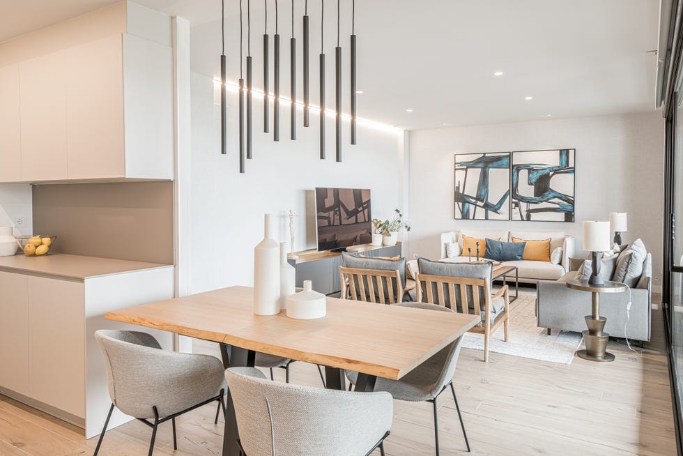 salón comedor moderno decorado en tonos neutros