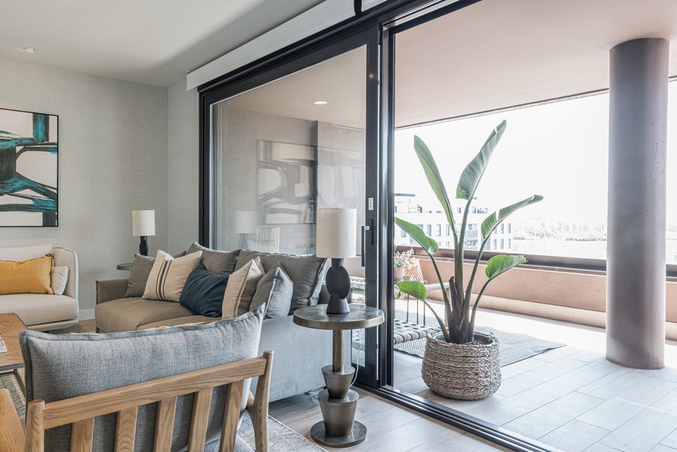 salón moderno con terraza decorado en tonos neutros