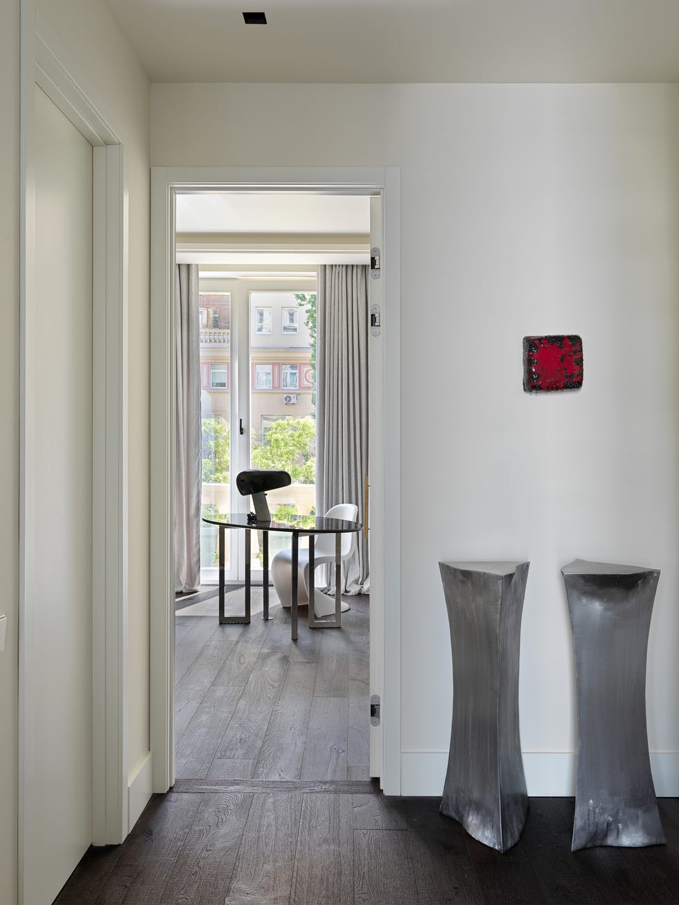 recibidor decorado con esculturas modernas