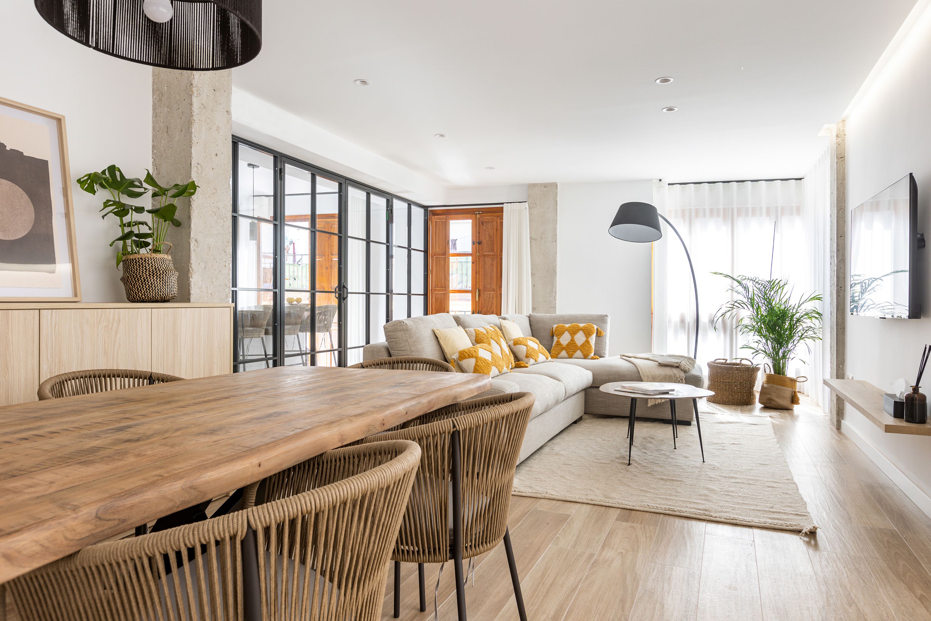 Un piso moderno y open space decorado en tonos neutros