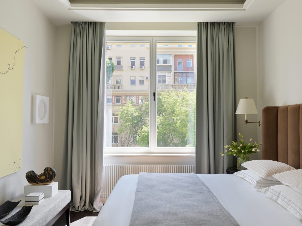 dormitorio de diseño moderno decorado en tonos neutros
