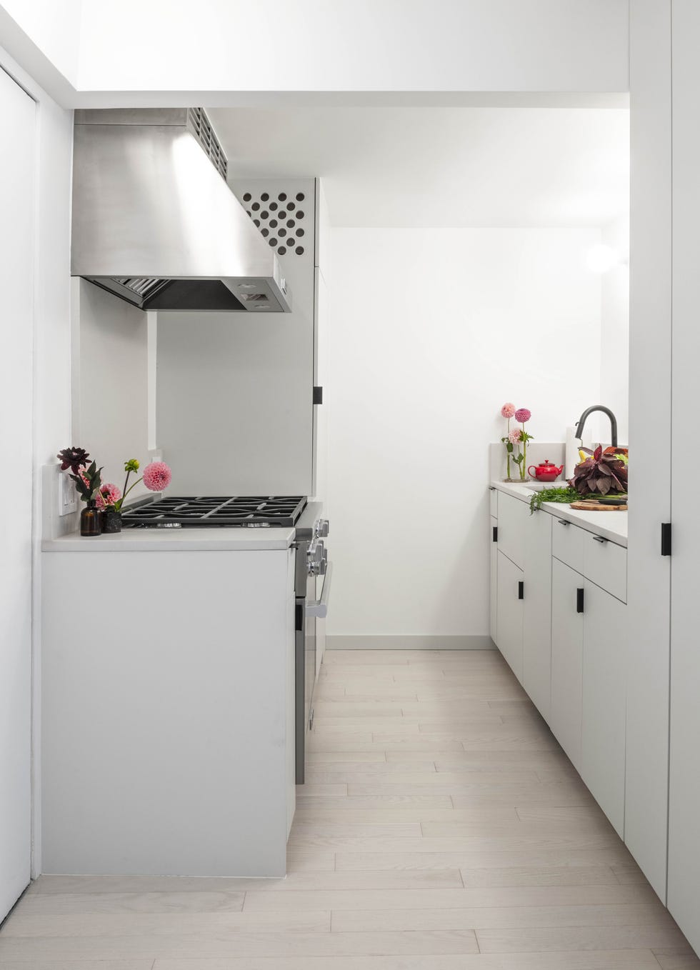 cocina de diseño minimalista en color blanco