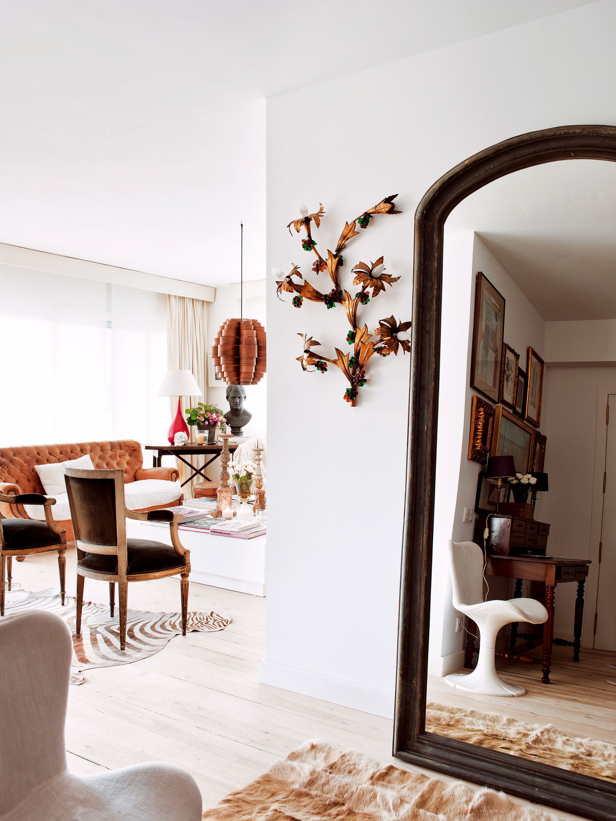 Una casa decorada con un estilo retro cálido, blanco y madera y muebles  vintage