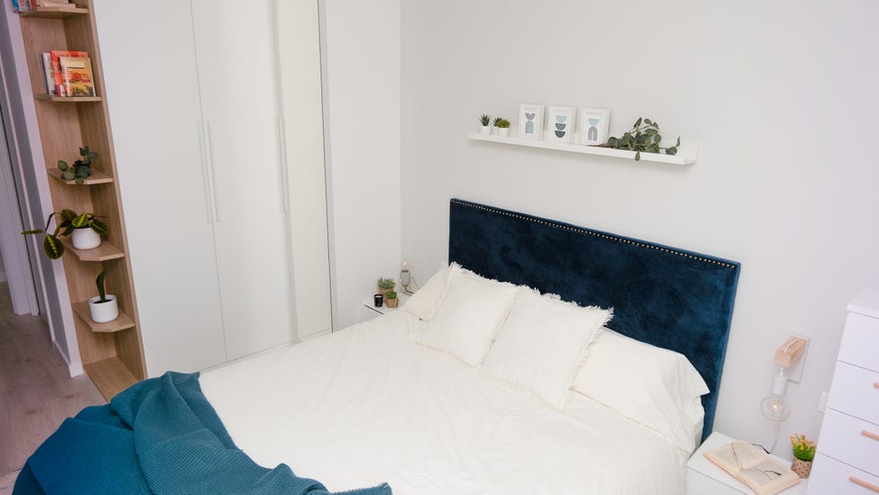 dormitorio con cabecero de terciopelo azul