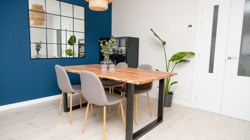 comedor con mesa de madera y metal y espejo ventana