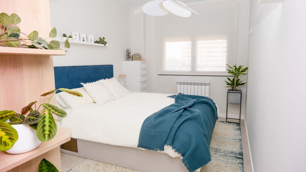 dormitorio con cabecero de terciopelo azul