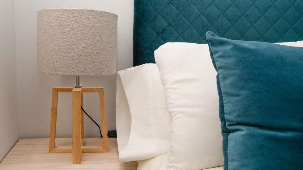 lámpara de mesa con base de madera y pantalla tejida
