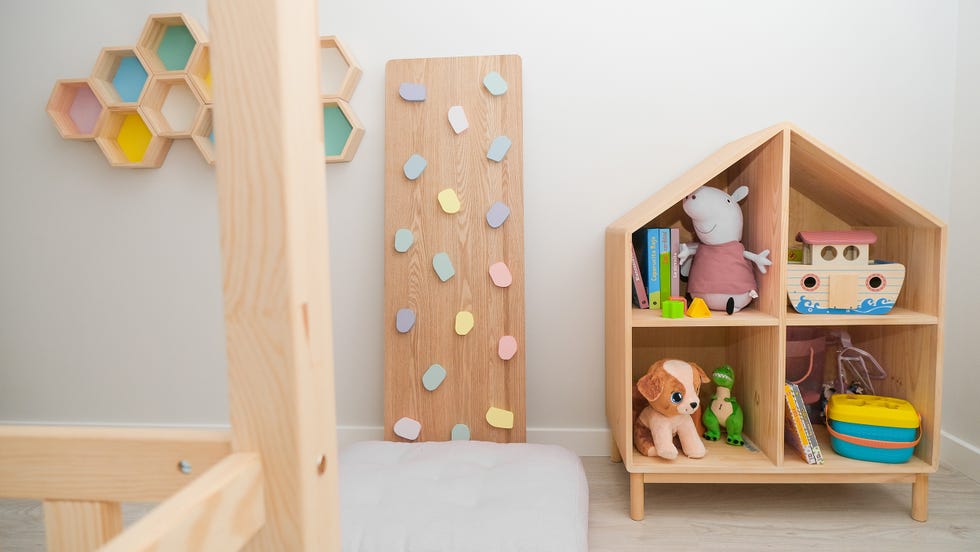 estantería de madera infantil en forma de casita
