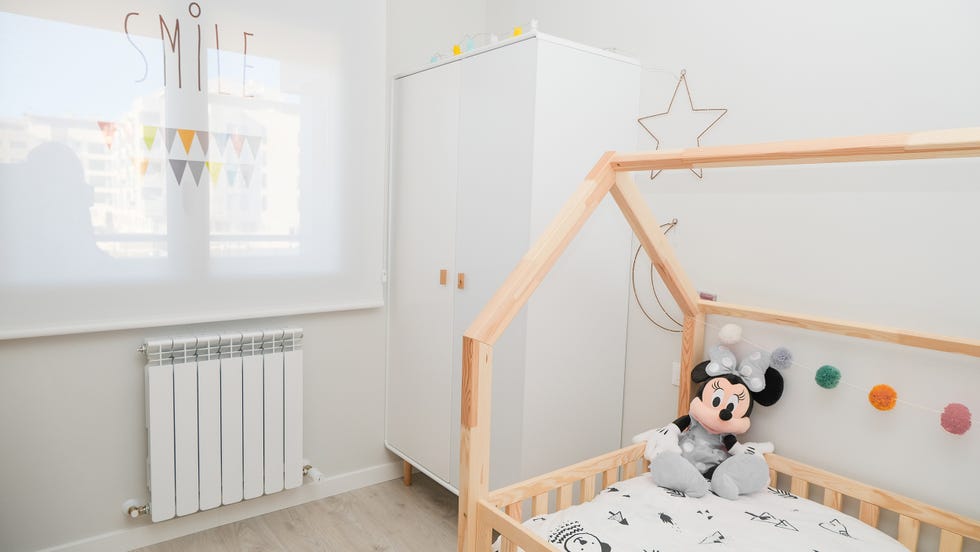 habitación infantil con cama de madera tipo casita