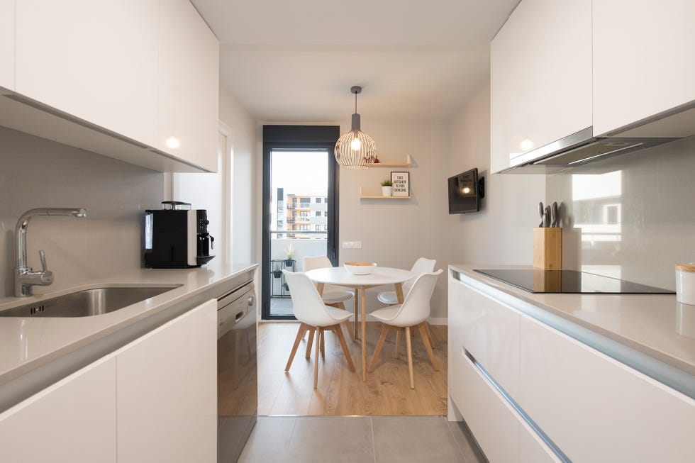 cocina diseñada en blanco con office de estilo nórdico