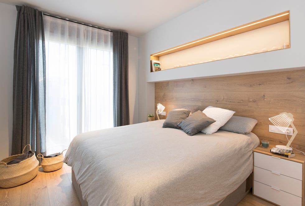 dormitorio decorado en color blanco y madera con cabecero de pladur