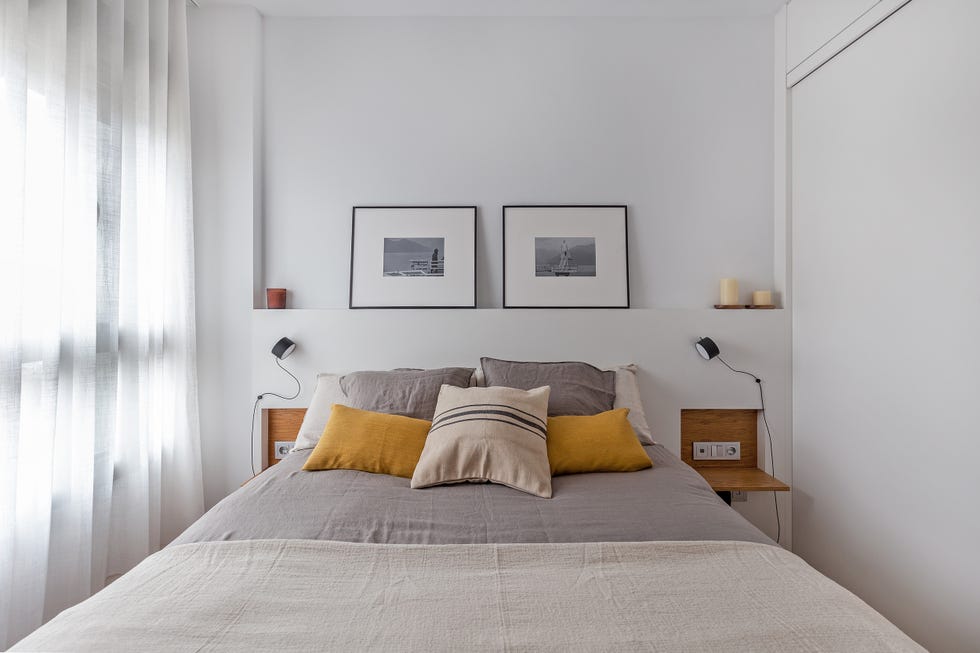 dormitorio con cabecero de obra blanco