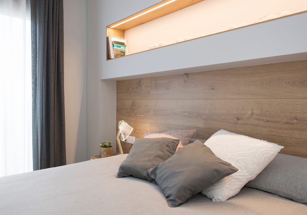 dormitorio decorado en color blanco y madera con cabecero de pladur