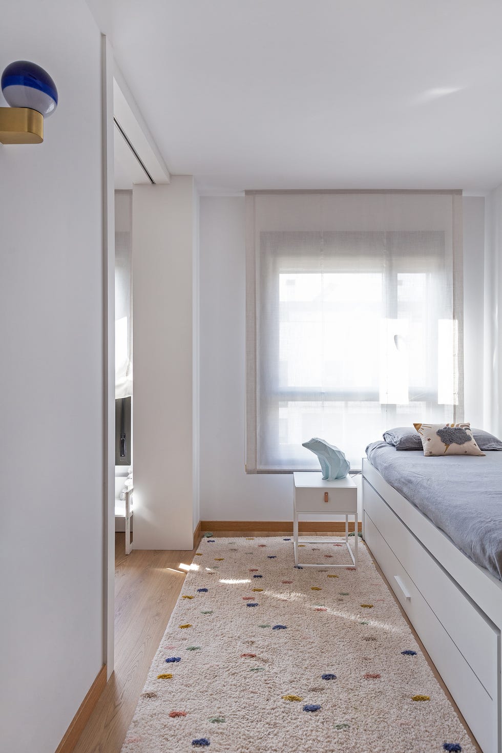 habitación infantil con muebles blancos